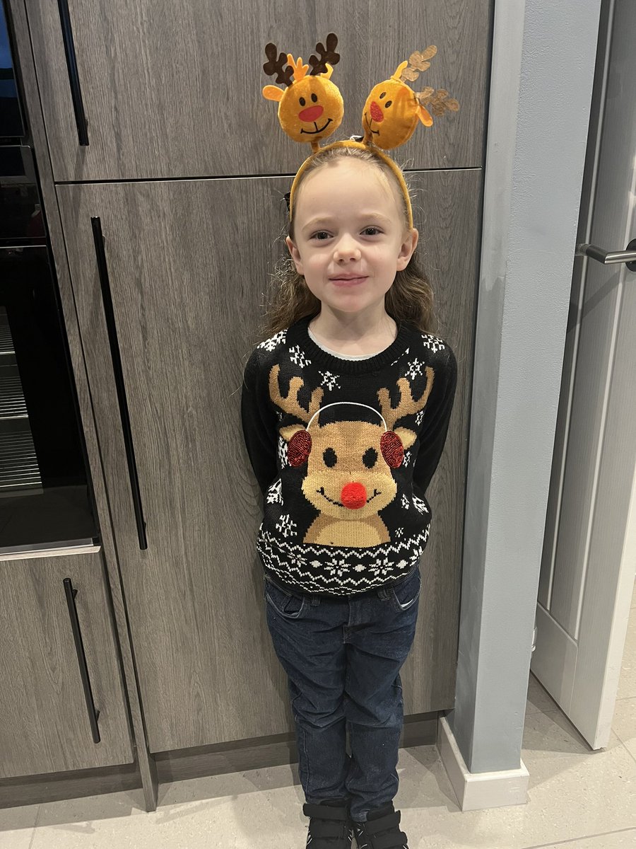 HazelAvaSmith's tweet photo. Christmas jumper day @Staidansb https://t.co/22wuH8Yvj0