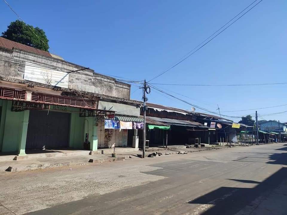 SILENT STRIKE [BAGO, Taungoo]

We, #Myanmar people, staged #SilentStrike today to dedicate for the fallen heroes during revolution and show our loudest war cry against junta.

#Dec10Coup #OurCityOurRules #WhatsHappeningInMyanmar