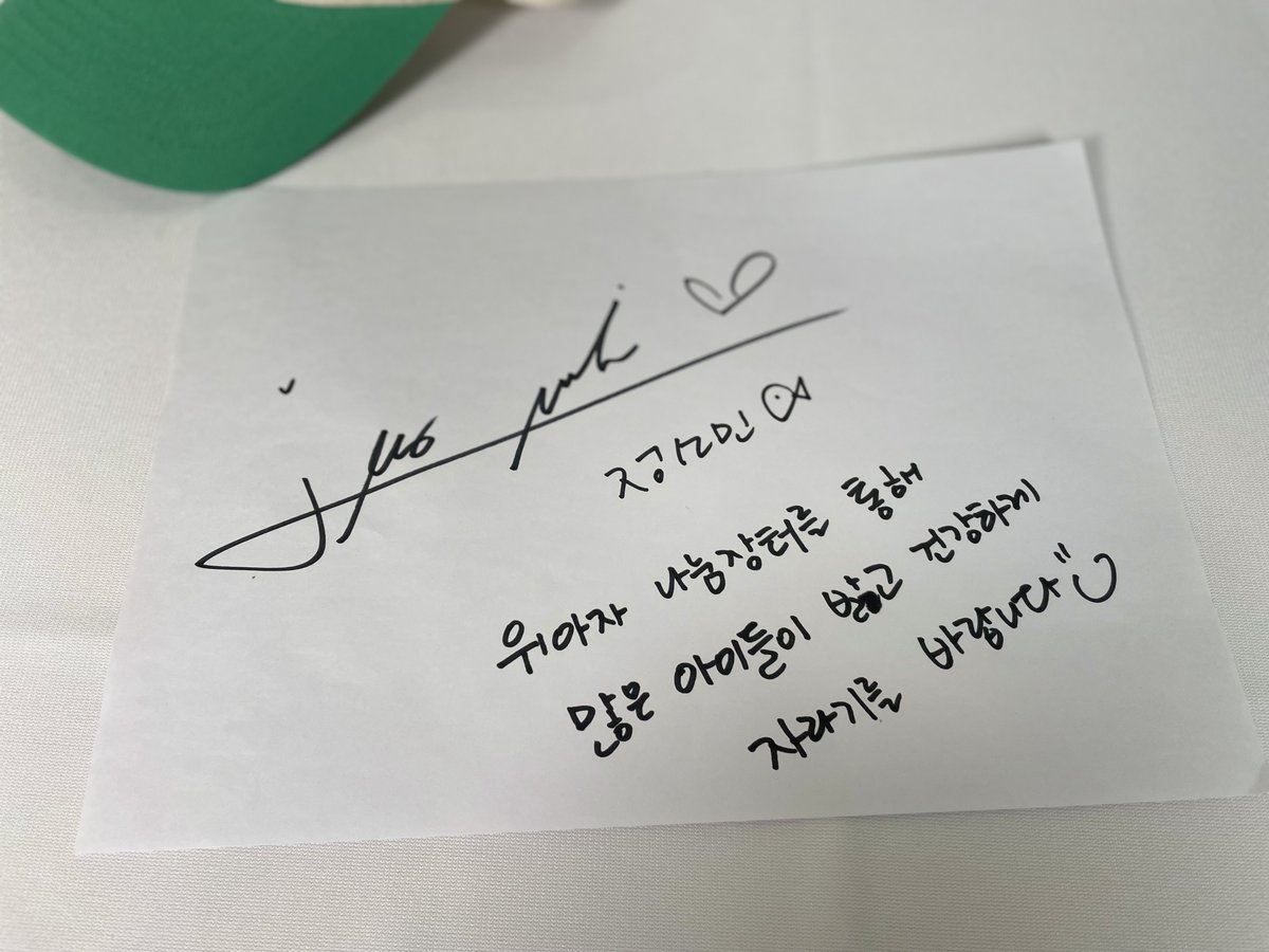 WeStart5004's tweet photo. 📢[2021 위아자 명사기증품코너] 
정소민 배우
💡기증품_ 모자

▶️위아자2021 바로가기 링크
https://t.co/D3MZWkvf1y
✔️응모권 판매일정 : 2차 12/7-12/17 

 #위스타트 #명사기증품 #배우 #정소민 #모자 #친필사인지 https://t.co/KkoasBROv2