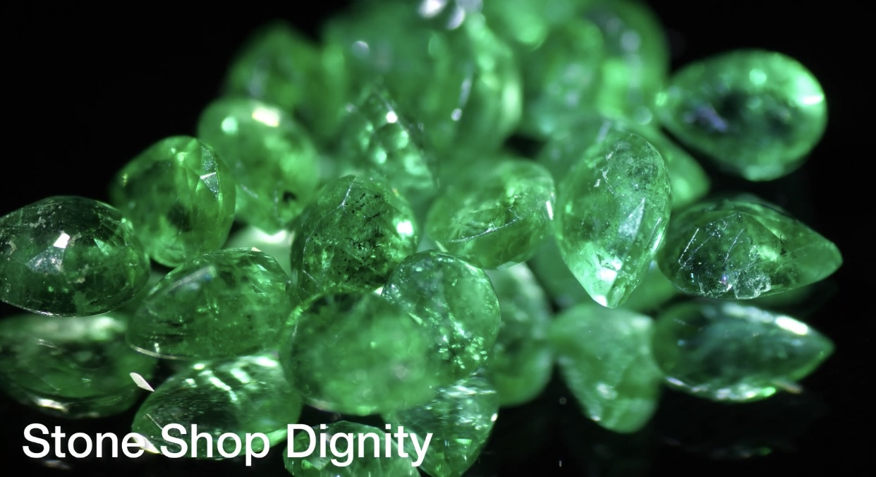 Stone Shop Dignity 決算 クリスマス抽選販売 実施記念 宝石プレゼント企画 抽選で3名様に 美しい エメラルド をプレゼント 応募方法 リツイート イイネ S S Dignity をフォロー 応募締切 今週の12月12日 日 23時59分まで