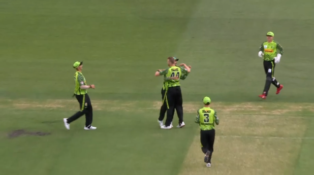 FlashCric's tweet photo. Joe Clarke (13) the first wicket to fall.

#Stars - 18/1 (3)

LIVE COMMS:
👉https://t.co/Kfu27fXZGN👈

#STAvTHU|#BBL11 https://t.co/h5xawODgkS
