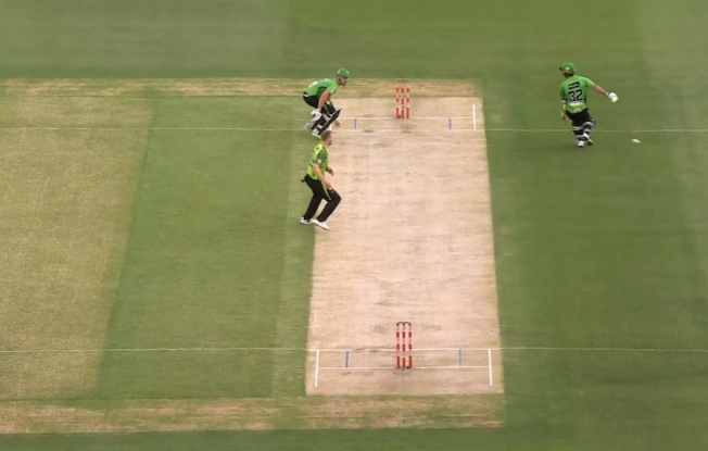 FlashCric's tweet photo. Total disaster between Stoinis and Maxwell!! 

Stoinis is run out for 13.

#Stars - 31/2 (4.3)

LIVE COMMS:
👉https://t.co/Kfu27fXZGN👈

#STAvTHU|#BBL11 https://t.co/dVZuooLVLc