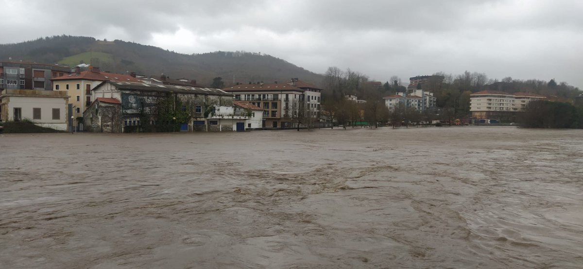 <a href="/SEReuskadi/">Cadena SER Euskadi</a> <a href="/La_SER/">Cadena SER</a> El río #Bidasoa a su paso por #Behobia Muchos problemas en la zona <a href="/Irun_informa/">Irun_informa</a> 
<a href="/La_SER/">Cadena SER</a> <a href="/SEReuskadi/">Cadena SER Euskadi</a>