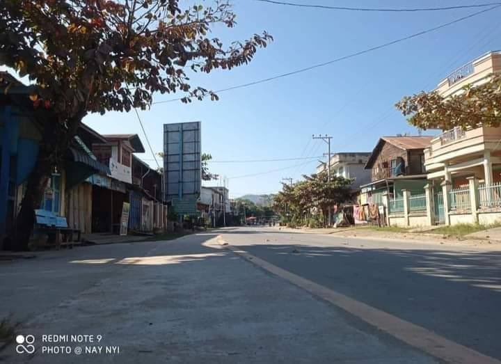 ThweEiSam's tweet photo. On Dec10, residents of Sagaing's #Kalaywah town joined the "Silent Strike" to express their strong opposition to military rulers who commit genocide. #SilentStrike #OurCityOurRules #Dec10Coup  #WhatsHappeningInMyanmar https://t.co/npwKcd65cm