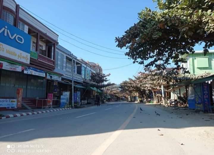 ThweEiSam's tweet photo. On Dec10, residents of Sagaing's #Kalaywah town joined the "Silent Strike" to express their strong opposition to military rulers who commit genocide. #SilentStrike #OurCityOurRules #Dec10Coup  #WhatsHappeningInMyanmar https://t.co/npwKcd65cm