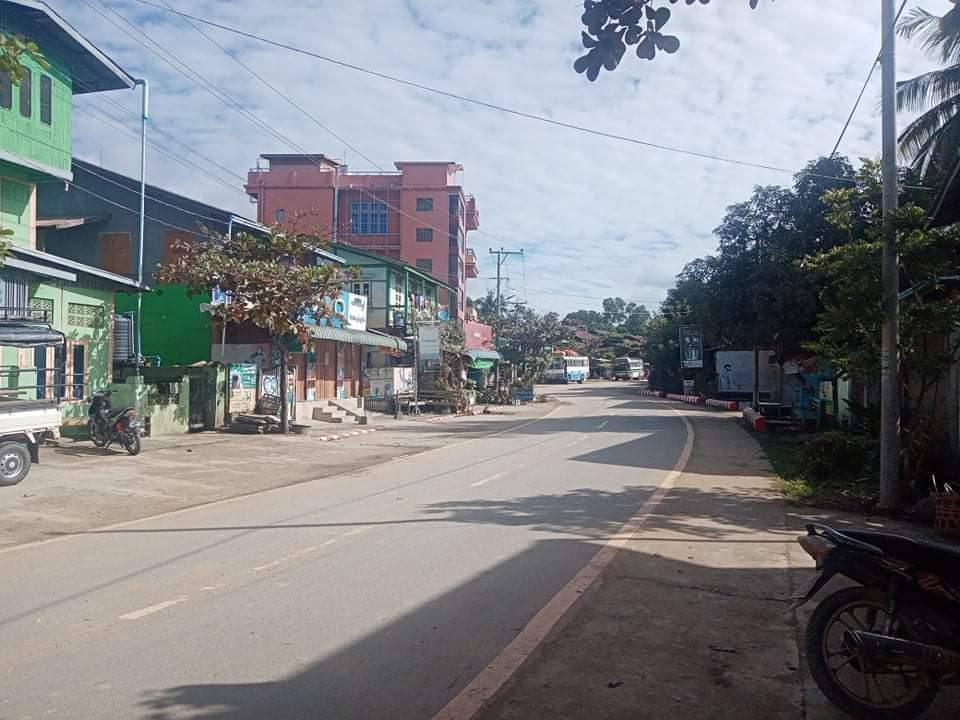 ThweEiSam's tweet photo. On Dec10, residents of Sagaing's #Kalaywah town joined the "Silent Strike" to express their strong opposition to military rulers who commit genocide. #SilentStrike #OurCityOurRules #Dec10Coup  #WhatsHappeningInMyanmar https://t.co/npwKcd65cm