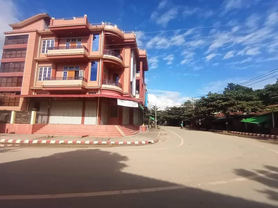 ThweEiSam's tweet photo. On Dec10, residents of Sagaing's #Kalaywah town joined the "Silent Strike" to express their strong opposition to military rulers who commit genocide. #SilentStrike #OurCityOurRules #Dec10Coup  #WhatsHappeningInMyanmar https://t.co/npwKcd65cm