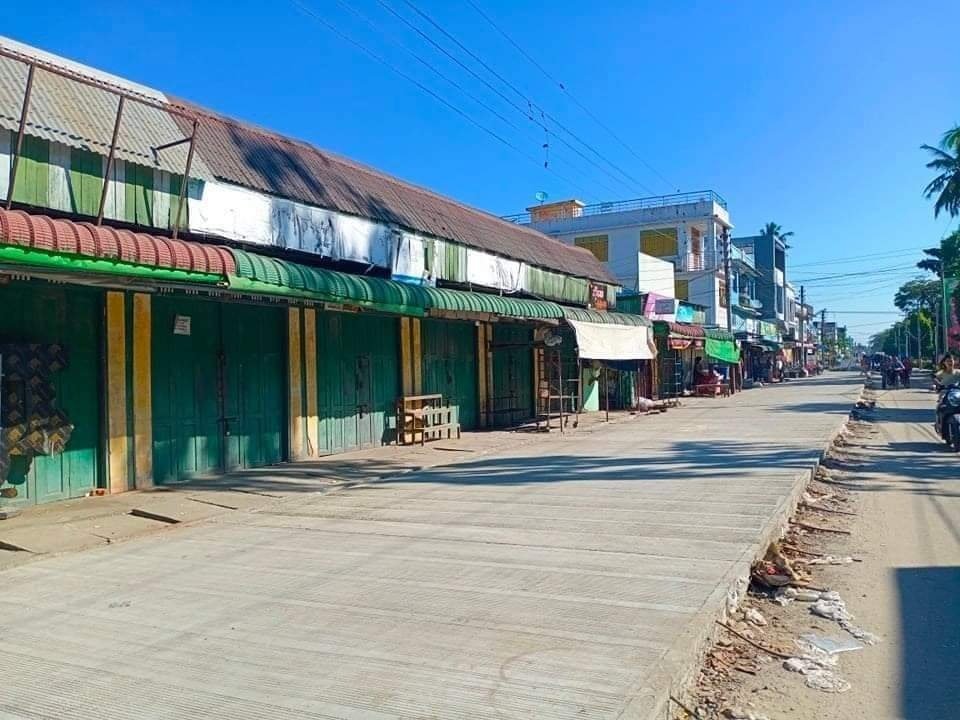 spring21MM's tweet photo. Images of #Nyaungdon Township, Ayeyarwady Region, silently protesting against the Military Dictatorship on the morning of Dec 10.
#SilentStrike
#OurCityOurRules
#Dec10Coup 
#WhatsHappeningInMyanmar https://t.co/7niKKX3nkk