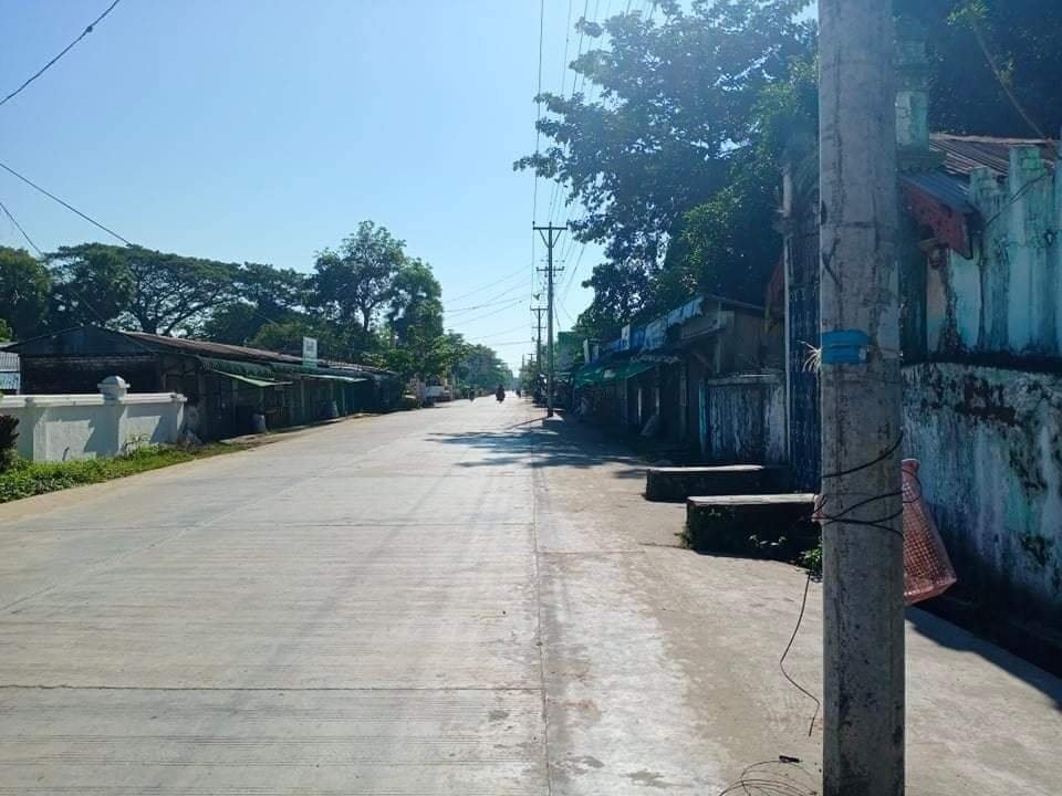 spring21MM's tweet photo. Images of #Nyaungdon Township, Ayeyarwady Region, silently protesting against the Military Dictatorship on the morning of Dec 10.
#SilentStrike
#OurCityOurRules
#Dec10Coup 
#WhatsHappeningInMyanmar https://t.co/7niKKX3nkk