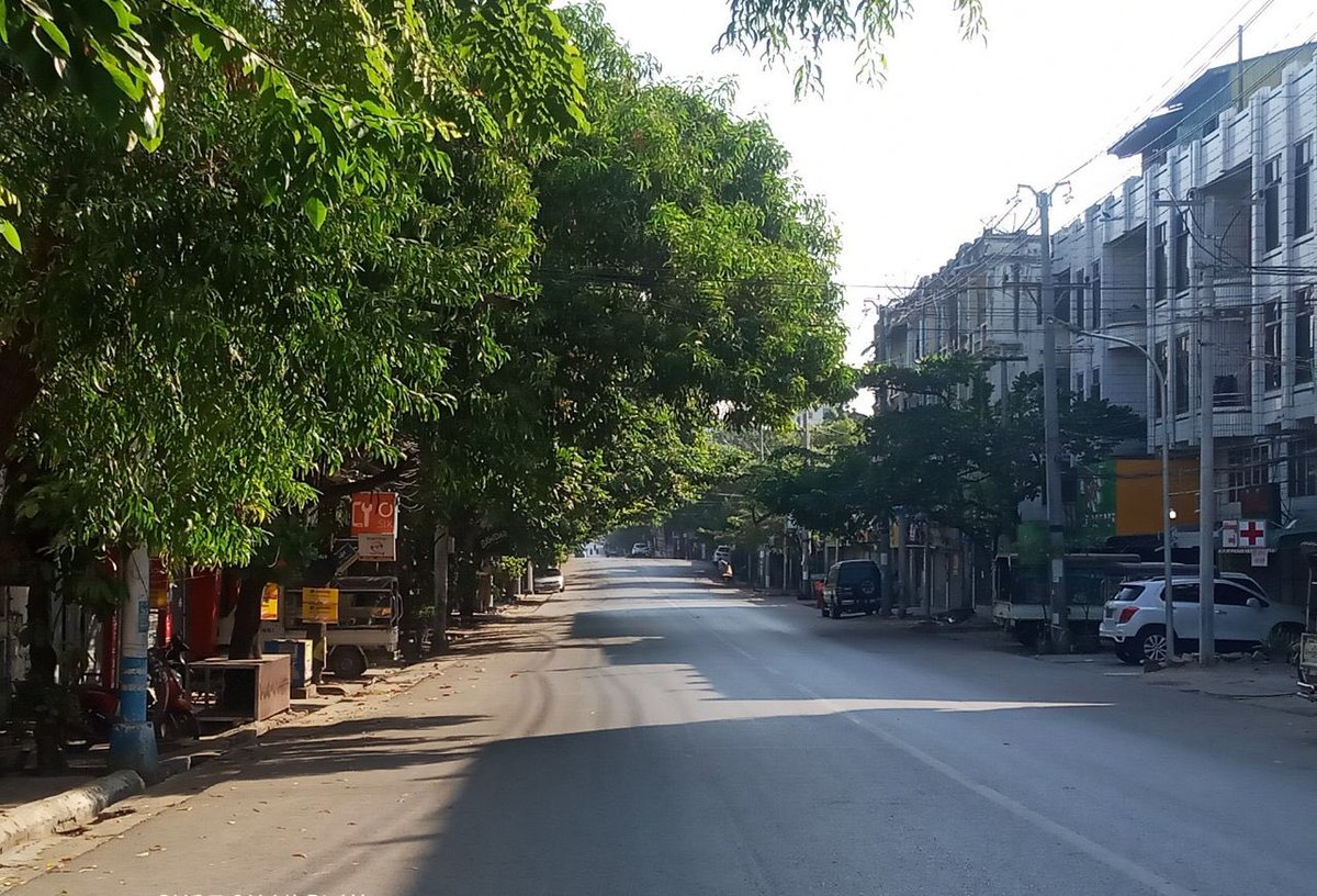 spring_2021's tweet photo. Scene of random places in AungMyayTharzan Township, Mandalay participating in Silent Strike to show their never cold blooded Revolutionary Spirit.

#SilentStrike
#OurCityOurRules
#Dec10Coup 
#WhatsHappeningInMyanmar https://t.co/o1e2EZmZfw