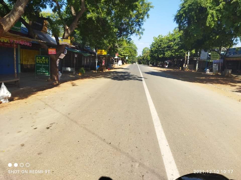 Chanapai247's tweet photo. Silencing in unanimity , locals from #Magway held #SilentStrike on Dec 10 .

#OurCityOurRules
#Dec10Coup
#WhatsHappeningInMyanmar https://t.co/addz2yj2X4