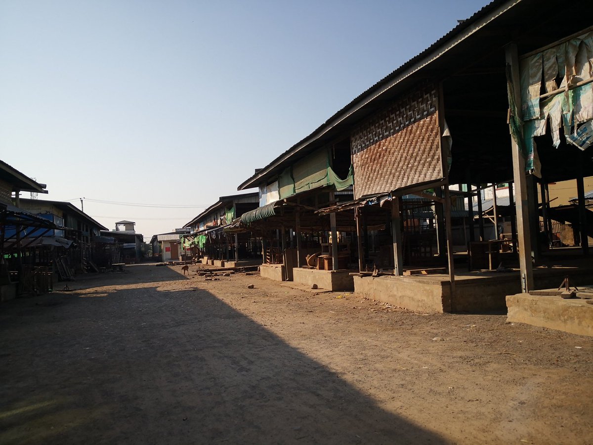 MizzimaNews's tweet photo. မန္တလေးမြို့၏ (၁၂၅) လမ်း နှင့် (၁၂၆) ကြား၊ (၅၉) လမ်းပေါ်ရှိ စလုံးစျေးမှာ ယနေ့ ( ဒီဇင်ဘာ ၁၀ ရက်) နေ့ နံနက် ၉ နာရီတွင် လူသံတိတ်ဆိတ်နေသည်ကို ဒေသခံတစ်ဦးက ရိုက်ကူးထားသော ပုံများ

https://t.co/MSTZEri9TC https://t.co/zY0flBrJrU