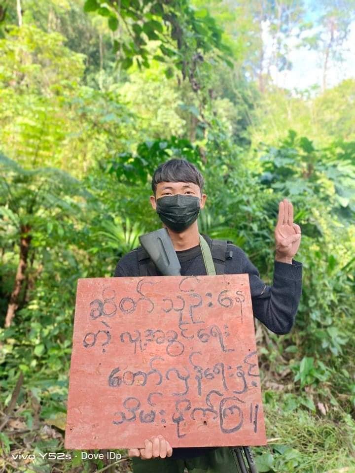 spring21MM's tweet photo. "ဆိတ်သုဉ်းနေတဲ့ လူ့အခွင့်အရေးတော်လှန်ရေးနှင့် သိမ်းပိုက်ကြ"
Youths from Kachin-PDF also Participated in Silent Strike against Military Dictatorship from a place in a jungle.
#SilentStrike
#OurCityOurRules
#Dec10Coup 
#WhatsHappeningInMyanmar https://t.co/PTB57rBMZO