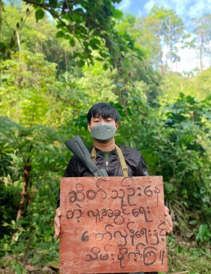spring21MM's tweet photo. "ဆိတ်သုဉ်းနေတဲ့ လူ့အခွင့်အရေးတော်လှန်ရေးနှင့် သိမ်းပိုက်ကြ"
Youths from Kachin-PDF also Participated in Silent Strike against Military Dictatorship from a place in a jungle.
#SilentStrike
#OurCityOurRules
#Dec10Coup 
#WhatsHappeningInMyanmar https://t.co/PTB57rBMZO