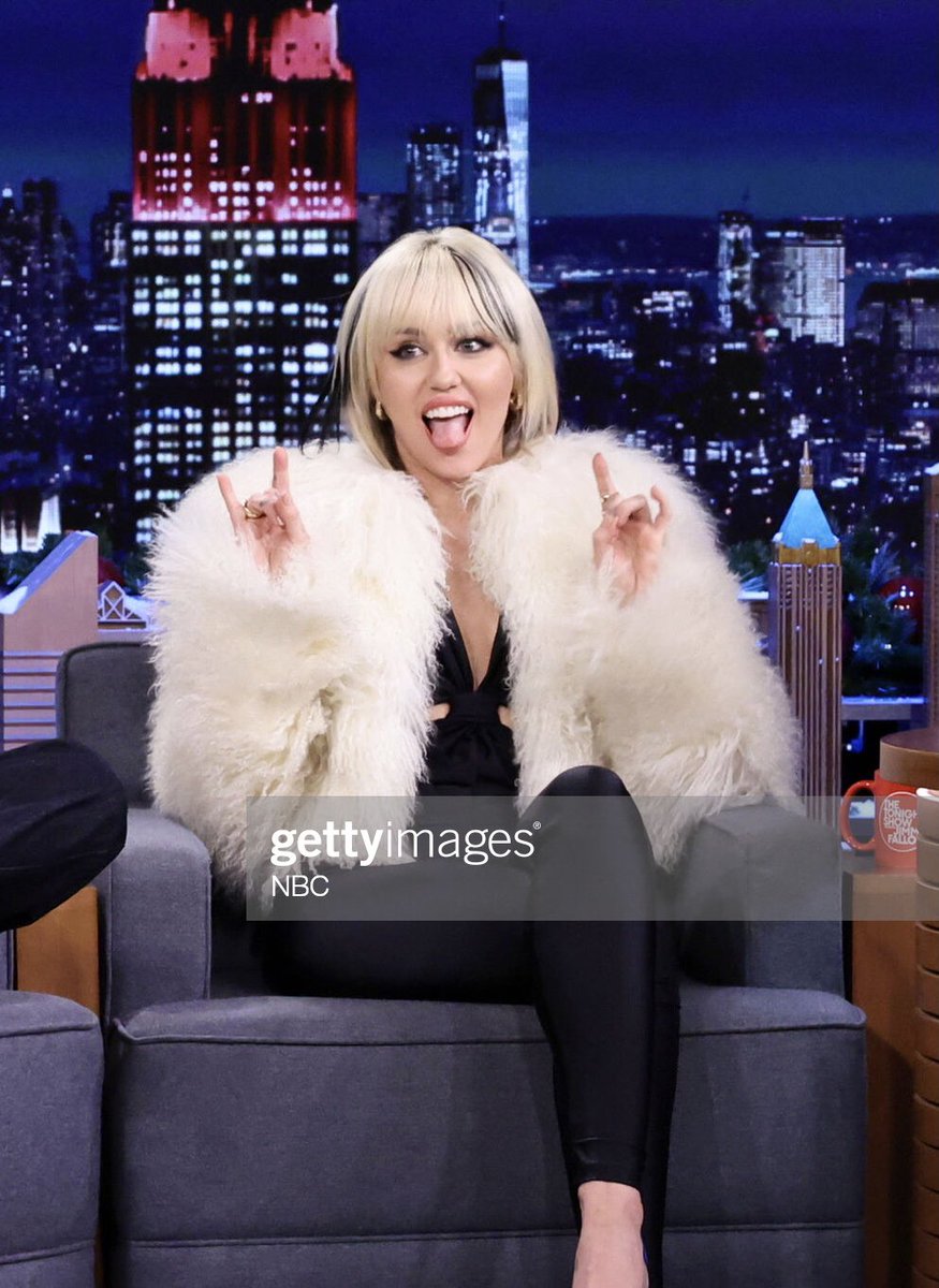 MileyNation13's tweet photo. Miley Cyrus on The Tonight Show 🖤 https://t.co/OeoSqnJHw3