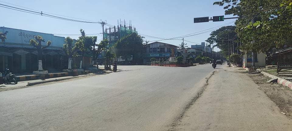 Myanmar_Now's tweet photo. နေပြည်တော် လယ်ဝေးမြို့ ဈေးကြီးကို ယနေ့ (ဒီဇင်ဘာ ၁၀) နံနက် ၁၁ နာရီ၌ မြင်တွေ့ရစဉ်။ နာရီဆိုင်တစ်ဆိုင်နှင့် မုန့်ဆိုင် အချို့သာဖွင့်သည်ဟု သွားရောက်လေ့လာခဲ့သူကပြောသည်။
ဓာတ်ပုံ - CJ https://t.co/TLCWeVTlo4