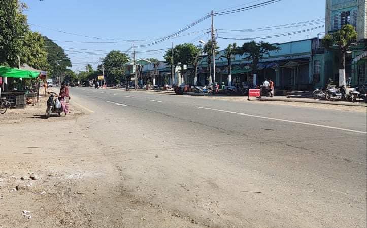 Myanmar_Now's tweet photo. နေပြည်တော် လယ်ဝေးမြို့ ဈေးကြီးကို ယနေ့ (ဒီဇင်ဘာ ၁၀) နံနက် ၁၁ နာရီ၌ မြင်တွေ့ရစဉ်။ နာရီဆိုင်တစ်ဆိုင်နှင့် မုန့်ဆိုင် အချို့သာဖွင့်သည်ဟု သွားရောက်လေ့လာခဲ့သူကပြောသည်။
ဓာတ်ပုံ - CJ https://t.co/TLCWeVTlo4