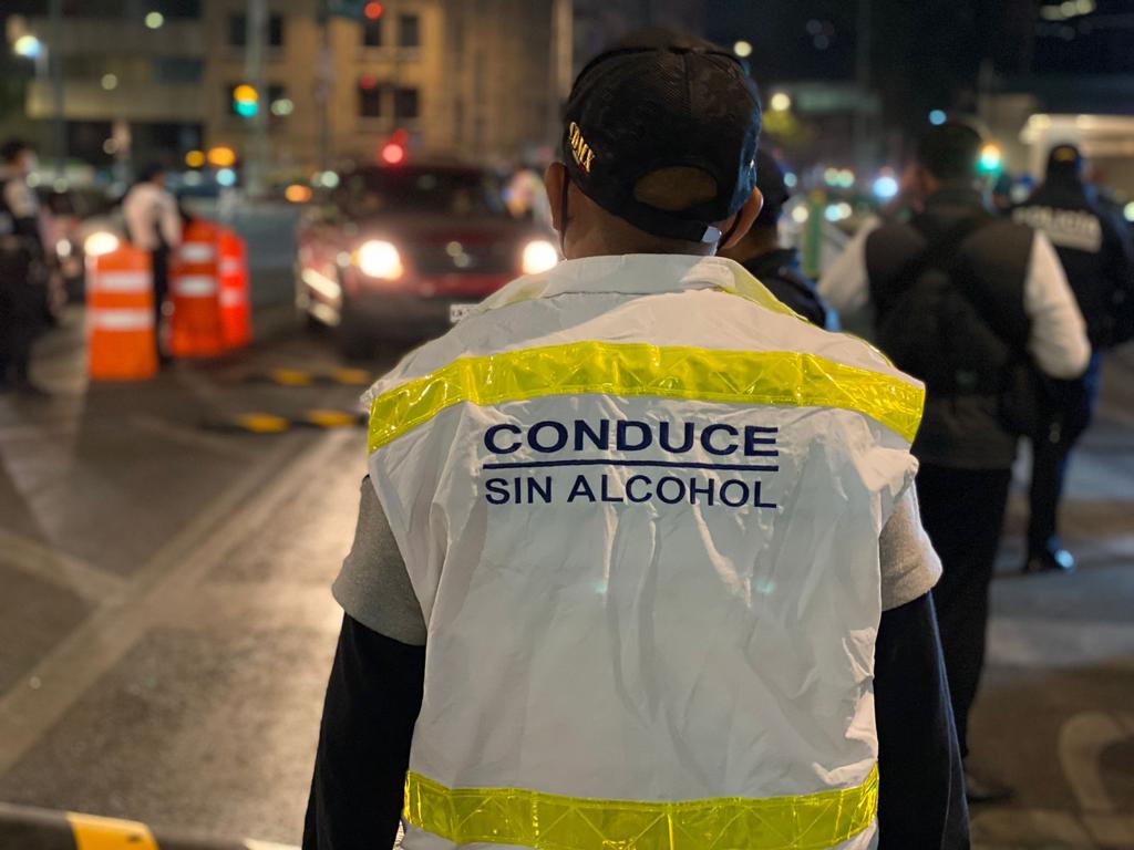 guerrerochipres's tweet photo. ¡Dimos el banderazo a salvar vidas! 🏁 Gracias al subsecretario de participación ciudadana @SSC_CDMX, @PabloVazC, por incluir a @elconsejomx en el relanzamiento de la jornada decembrina #ConduceSinAlcohol🙌🏾 Si en un punto de revisión necesitas ayuda jurídica llama: 55 5533-5533 https://t.co/aifr2HPfAb