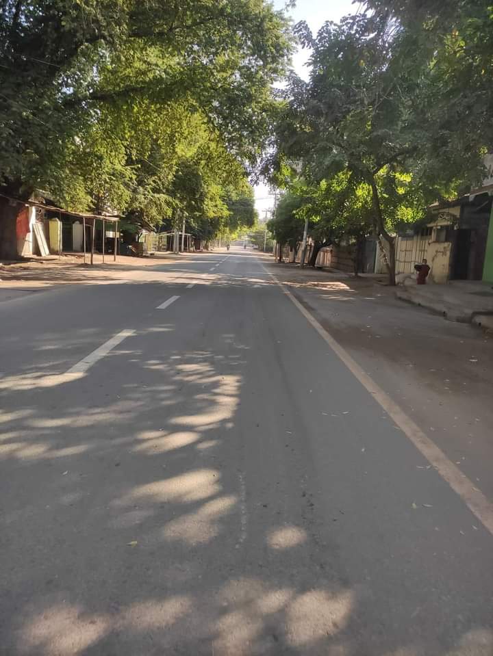 miN13700's tweet photo. No one took out to the streets in Mandalay's #Myingyan township this morning, joining #SilentStrike to let the military dictator know that they can't do anything without the will of the people.

#OurCityOurRules
#Dec10Coup 
#WhatsHappeningInMyanmar https://t.co/2xJ76LYEdb