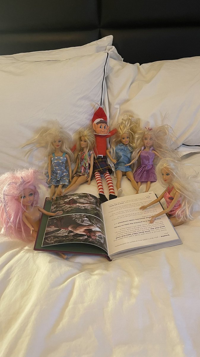 Storytime in the playelf house linktr.ee/Thekiltedcoach…
#playboy #elfontheshelf #book #Bookme #howtosticktothedamnplan #kiltedelf