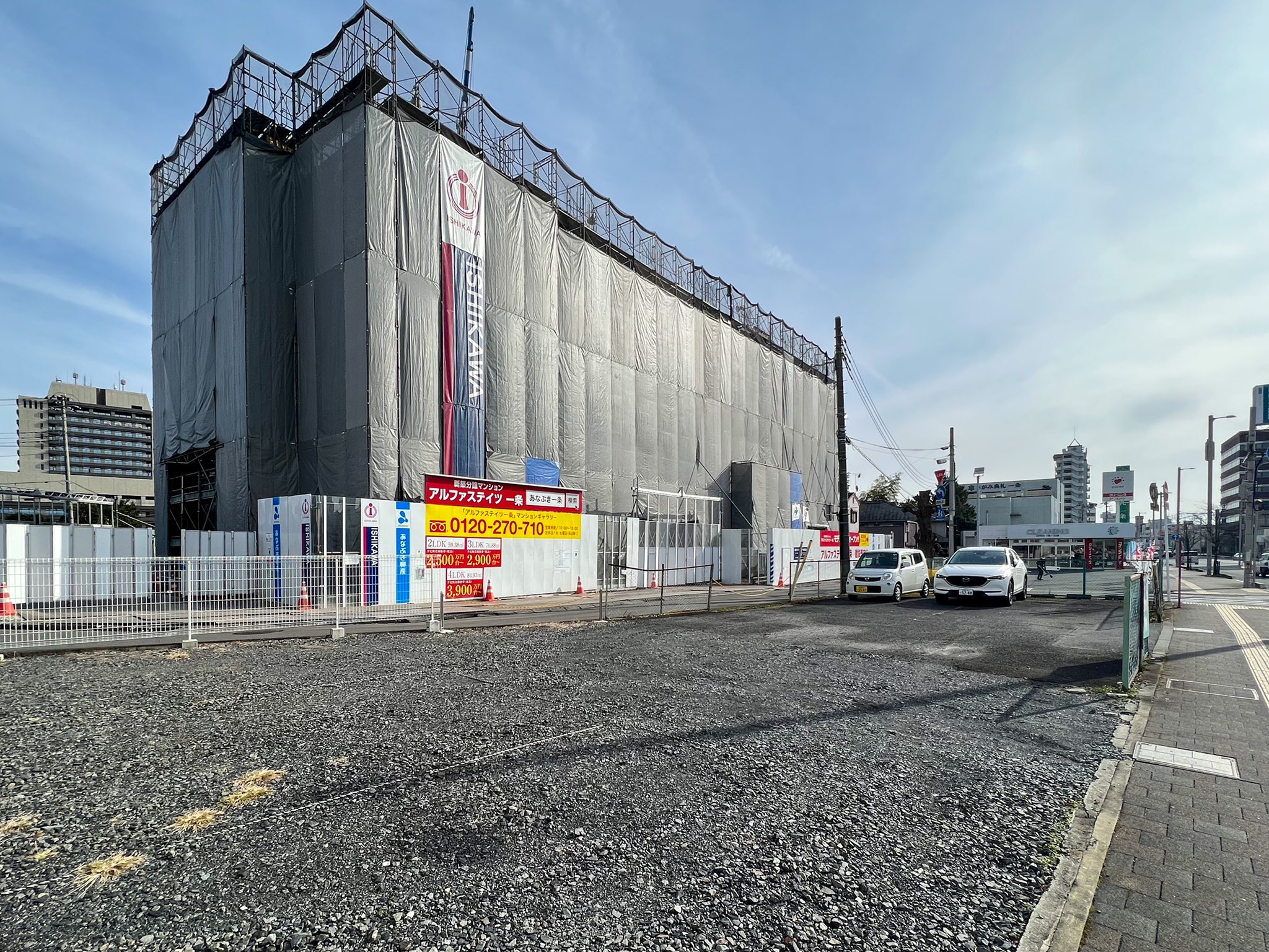 タテモノスキー 宇都宮市一条に建設中のマンション 4月に通りかかった時は発掘調査中だった あれは宇都宮城の堀跡だったのだろうか ここは宇都宮城の松ケ峰門があったあたり 戊辰戦争の時は土方歳三が足に被弾して戦線離脱を余儀なくされた場所