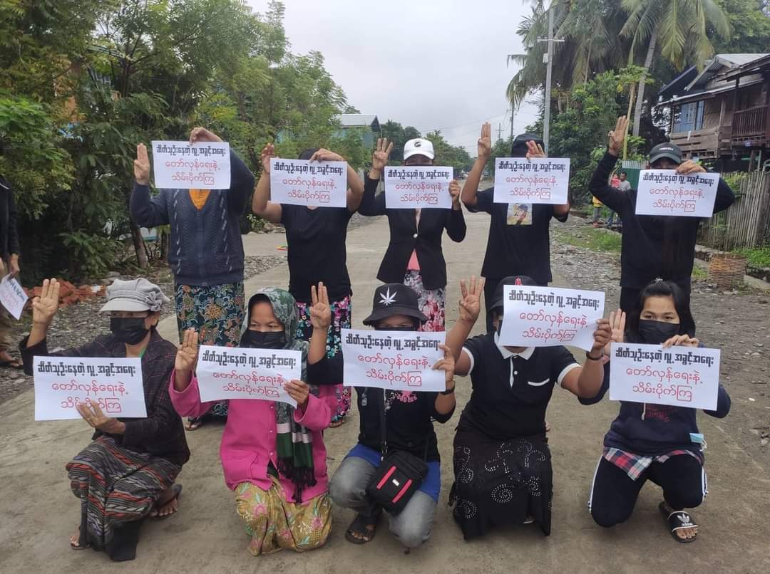 MIN0011228's tweet photo. Anti-coup revolutionary strike in Sagaing's Kale as 306th day, today (#HumanRightsDay) early morning. 🪧  #Dec10Coup #SilentStrike #OurCityOurRules #WhatsHappeningInMyanmar https://t.co/riDXZSud7R