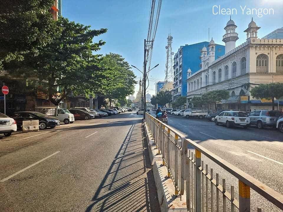 eieitoelwin's tweet photo. A show of solidarity with #SlientStrikeMovement                                 Photo credit-Clean Yangon https://t.co/5an0pctq3C