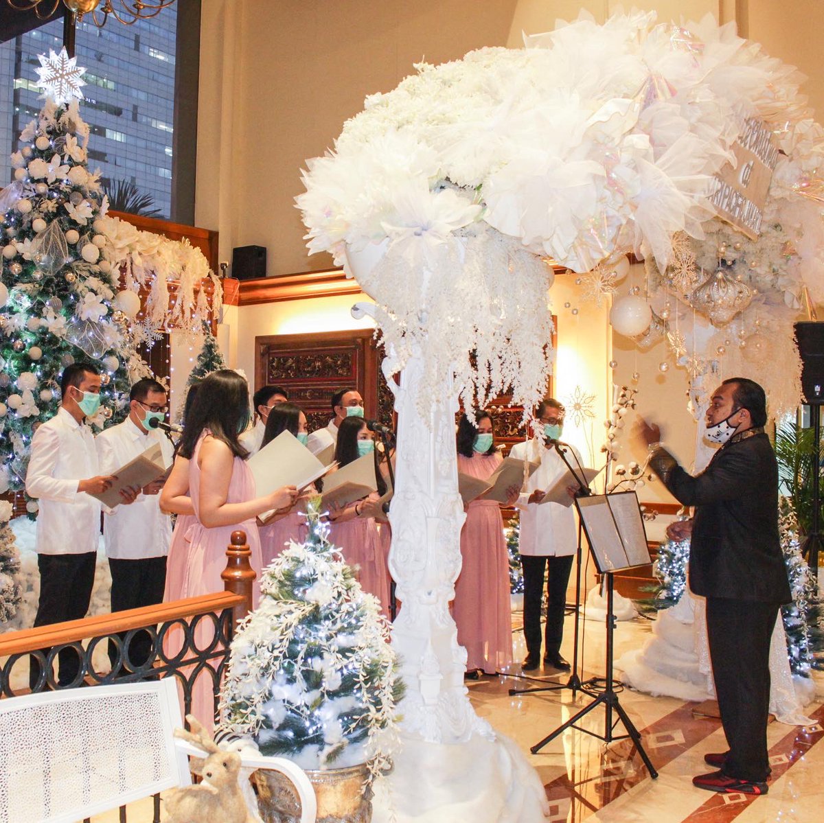 May the bright lights of Christmas bring happiness in your life ✨
Merry Christmas 🎄