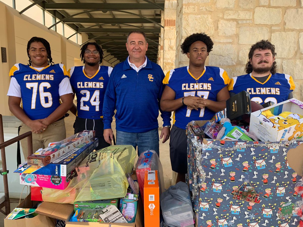 VVinzetta's tweet photo. SA High Schools started delivering their toy drive efforts! They showed up! Amazing! Area foster kids WON today! @NeisdAthletics  and @SCUCISD  went HUGE! Big day today! Bigger day Friday! #Hope #Foster #Adoption @NEISD @SamuelClemensHS @ClemensBuffsFB @jm_mavs @WCRonHarris https://t.co/mpuWTnchB1