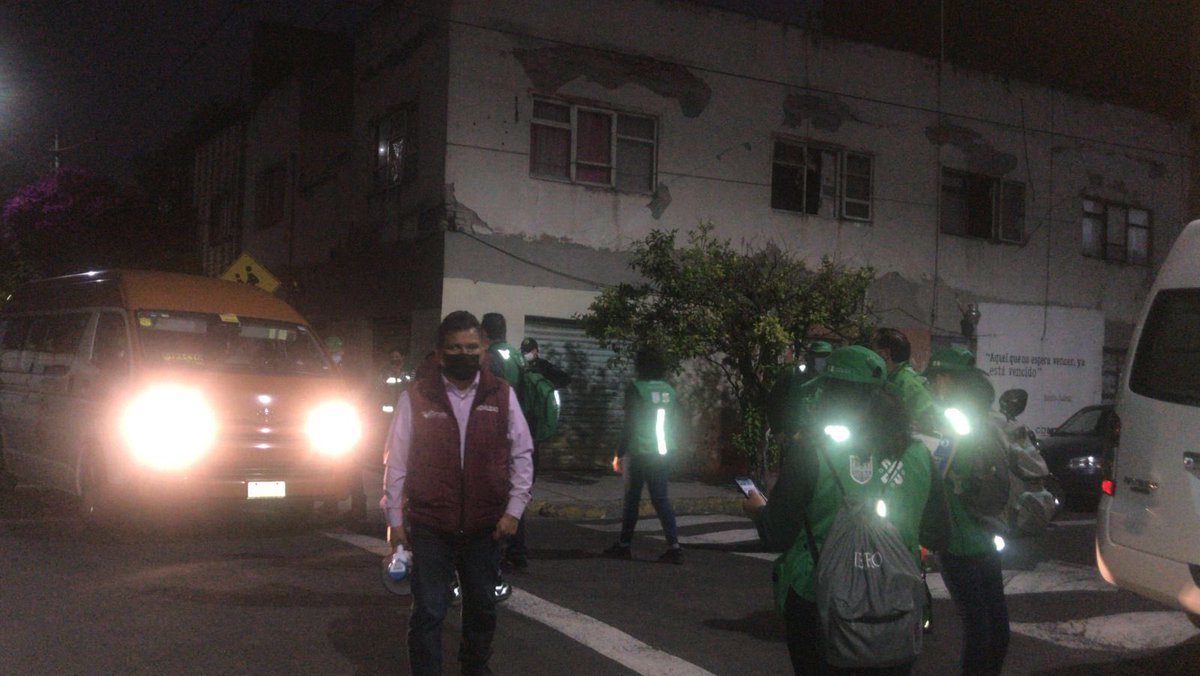 evelyn_parraA's tweet photo. La policía de la alcaldía #EscudoVC, en coordinación con la @SSC_CDMX, mantiene dispositivos permanentes de #Seguridad en la Calzada Ignacio Zaragoza para dar solución a la problemática de movilidad que provocan las unidades de transporte público que no actúan conforme a la ley🚨 https://t.co/AHmmLJzbbb