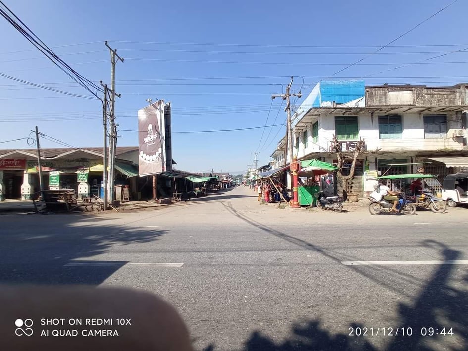 ပဲခူးတိုင်း၊ ပဲခူးမြို့၊ ဖြူးမြို့၊ မင်းလှ၊ ကြို့ပင်ကောက်၊ သဲကုန်း၊ ပြည် အပါအဝင် မြို့နယ်များအားလုံးမှ ပြည်သူများသည် စျေးများ ဆိုင်ခန်းများ ပိတ်ထားကြပြီး လမ်းမပေါ်သို့ လူသူ မထွက်ကြခြင်းဖြင့် စစ်အာဏာရှင်တော်လှန်ရေး အသံတိတ် သပိတ်တွင် ပါဝင်နေကြပြီဖြစ်သည်။