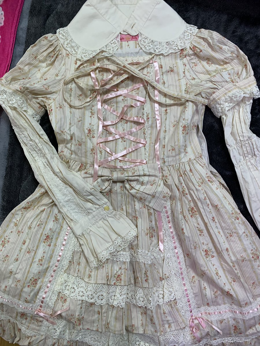 タンスの防虫剤入れ替えながらもうさすがに着られないと思うんだけど手離すのも寂しくて毎年この時期に飾るだけになってしまっている😅 