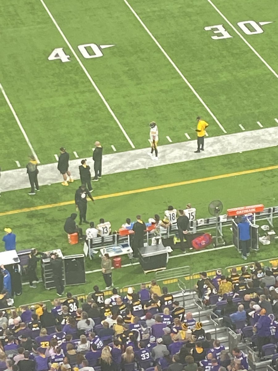 ThePoniExpress's tweet photo. Down 29-0 Big Ben was standing by himself on the sideline. I was staring at him. Because the action on the field sucked. Looked very introspective. Dug deep and played his ass off late. https://t.co/PviiPbQ254