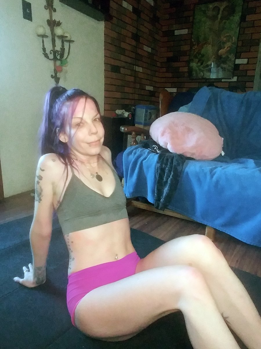 Skyla_Pink's tweet photo. I think Heather Robertson was trying to kill me today lol. I forget how brutal her workouts really are but so worth that feeling in the end. It's like having a really great orgasm.😆😂🥵💦💪
Day 2 of 14 #fierce14  #thursdaymotivation https://t.co/yCMfQC0JAM