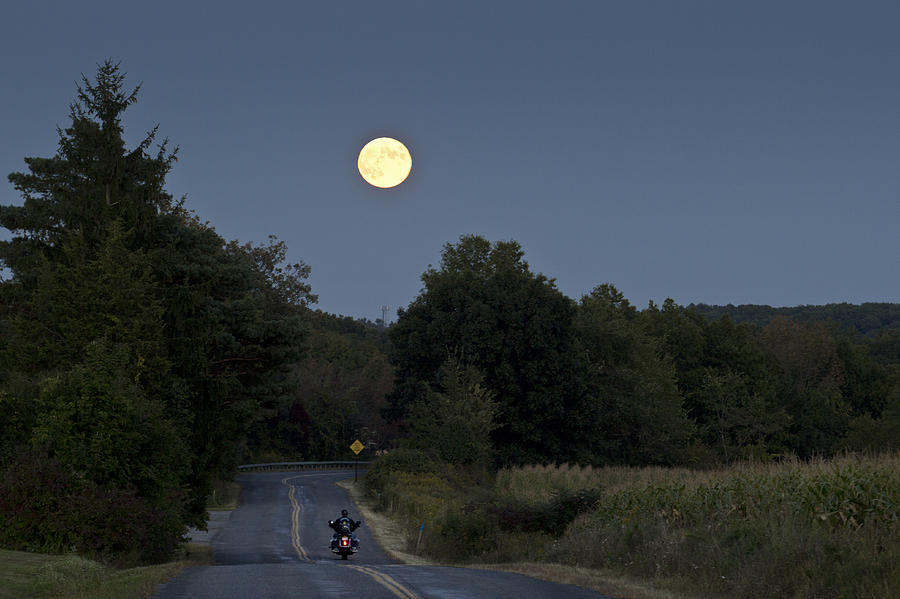 Долгая дорога и луна. Мотоцикл Луна. Канзас Луна. Небо звезды Луна мотоцикл. Мотоцикл Луна фото.