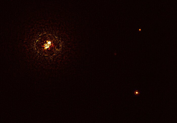 Cron_Silenzio's tweet photo. Questa immagine mostra la coppia di stelle che ospita un pianeta più massiccia finora trovata, #bCentauri, con il suo pianeta gigante #bCentaurib. La coppia di stelle è l'oggetto luminoso nell'angolo in alto a sinistra dell'immagine, Il pianeta nell'angolo in basso a destra https://t.co/UHIxv76FS8
