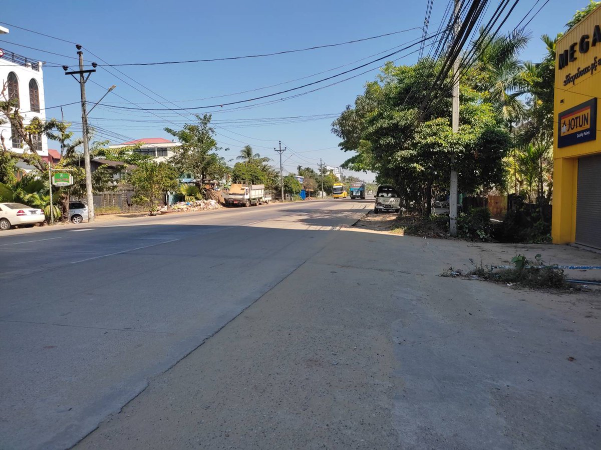 Traditionally, one of the busiest streets (1st 2 pics) in #Yangon #Myanmar has fallen silent as part of #SilentStrike movement to protest against #militarycoup on #HumanRightsDay2021. Such a scene happening across Yangon and around the country. #WhatsHappeningInMyanmar