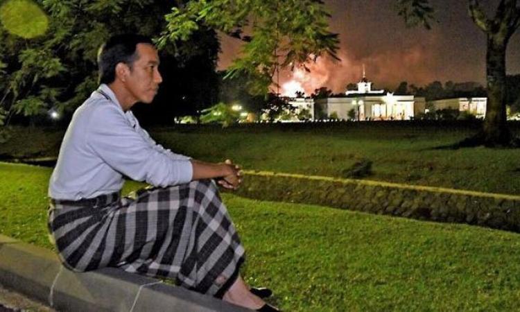 Minietweets_'s tweet photo. Pernah ada yang mengatakan bahwa Jokowi terlalu kuat utk ditumbangkan baik lewat ratusan kali demonstrasi, intrik politik dan konsfirasi global.
.
.
.
Sebabnya tak lain karena kekuatan cinta rakyat pada dirinya,  dan besarnya cinta Jokowi sendiri pada negri ini. https://t.co/NWj3LEdGX5