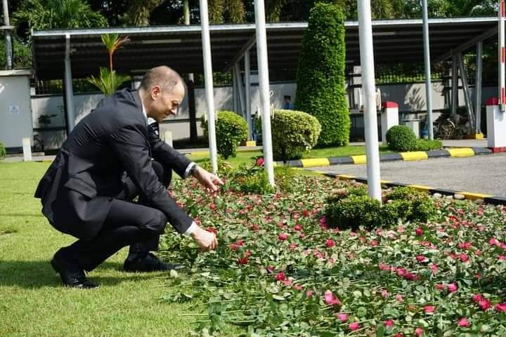 In honor of the pro-democracy people who were killed by the #MyanmarMilitaryTerrorists, the embassies of Finland, Norway, Denmark and Sweden laid 1323 roses on #HumanRightsDay today in Yangon.  #Dec10Coup #SilentStrike #WhatsHappeningInMyanmar