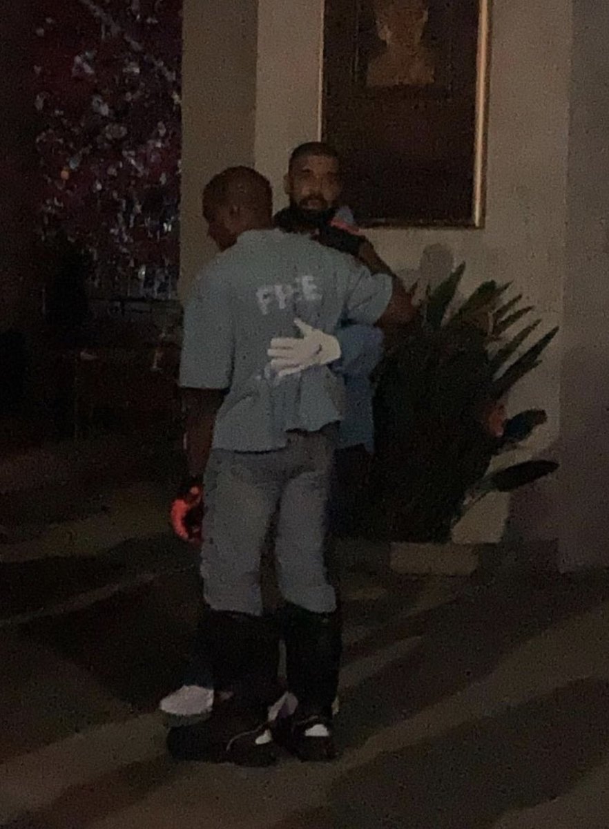 kanyestreams1's tweet photo. YE AND DRIZZY https://t.co/c4QvHUJmJG