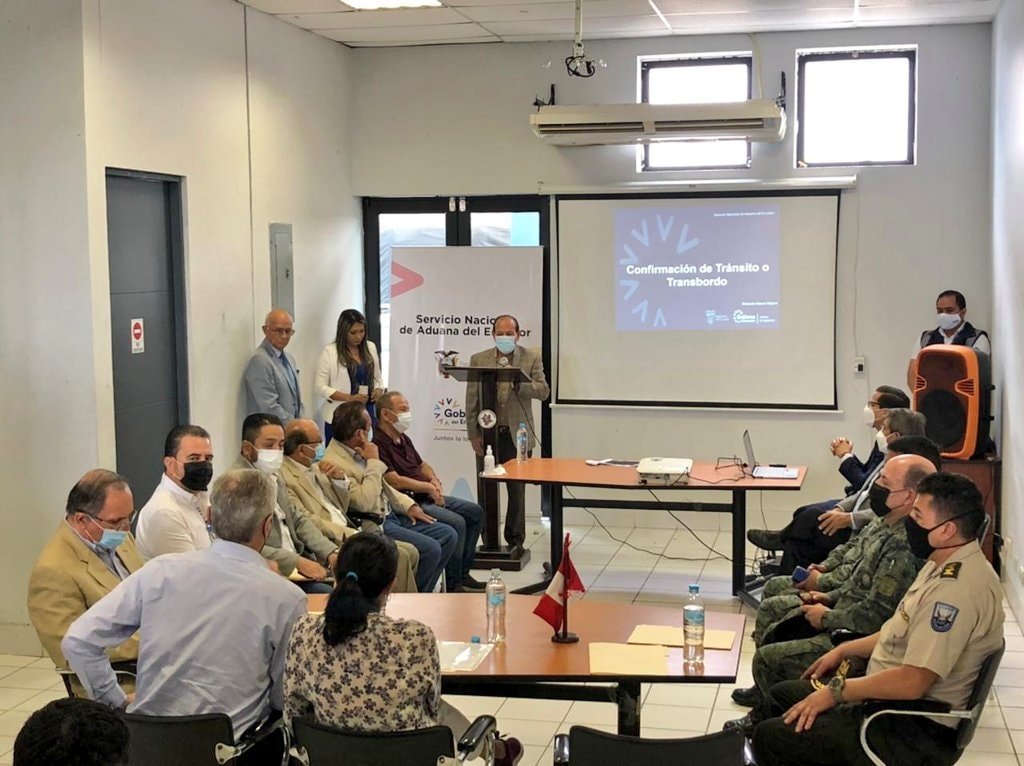 Junto a la Directora General del Servicio Nacional de Aduanas Carola Ríos y el Viceministro de Transporte y Obras Públicas Fernando Arteaga participando del acto de la firma de autorización para la emisión de la Confirmación de Tránsito o Transbordo
#FranciscoVera #GuillermoLasso