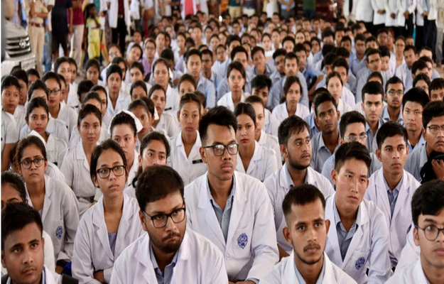 RubikaLiyakatFC's tweet photo. #BREAKING :Resident doctors end their Dharna, protest will start again after a week !
#NEETUG2021 #NEET #Counsiling https://t.co/gJSjKiDEb2