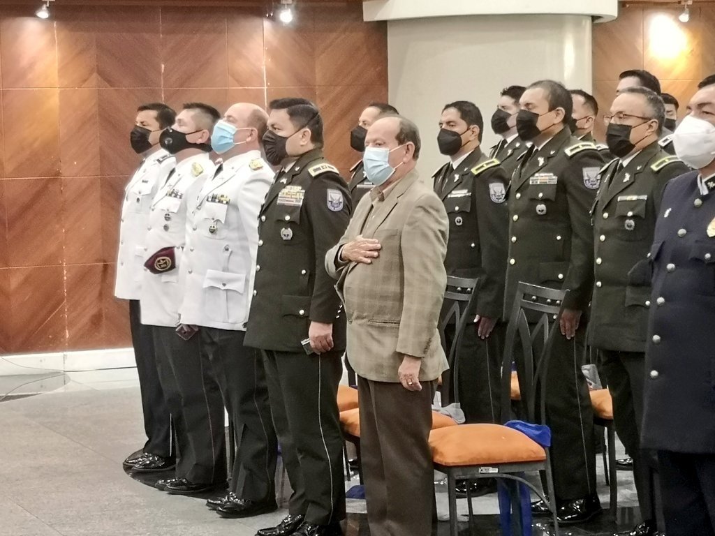 Participando de la  Ceremonia de Rendición de Cuentas de los señores oficiales directivos cursantes del 2021 del Distrito de la Policía Nacional del Ecuador, #Machala.
#FranciscoVera #GuillermoLasso #ElOro