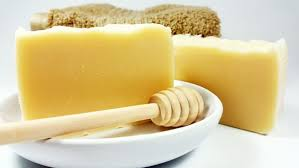 RuchesHtAllier's tweet photo. #Destockage : Cire d'abeille naturelle 🐝🐝🐝
---------------- 16,30 H.T. (TVA 10%) -----------
#BeeWrap #Cosmetique #Saponification #Bougie #TraitementDuBois
Quantité limitée, selon disponibilité stock.
*Cire d'opercules, issus de la récolte de miel https://t.co/pbJY2bJTO8