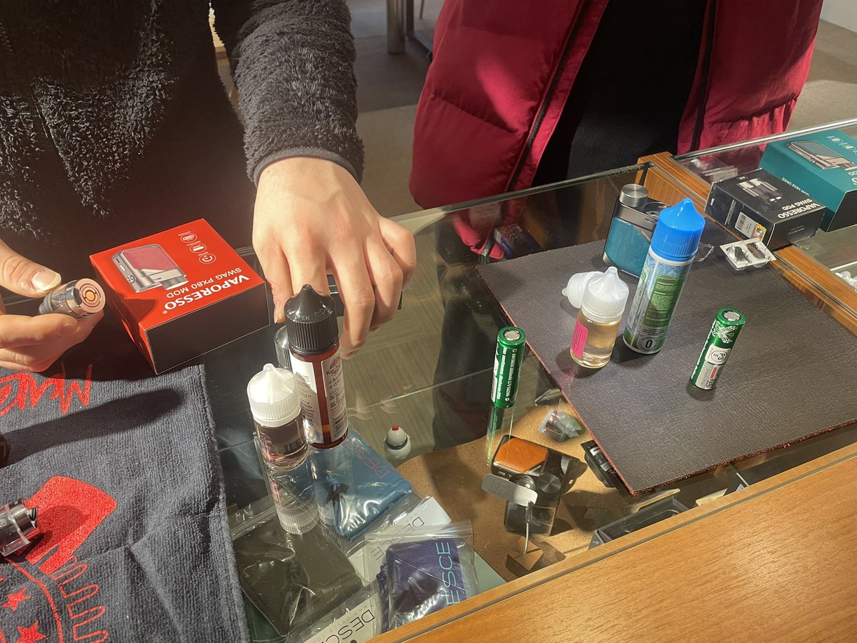 vape_hokkaido's tweet photo. Pockexからのランクアップ!
当店の人気No.1爆煙スターター
#vaporesso
#Swag #Px80
で良い煙をありがとうございます☺️
もうちょっと煙が欲しい!とか漏れにくいアトマないの?とかVAPEの相談事は #ベイホク へ🙇
お客様・・元スタッフのお兄様なことがわかりびっくりしましたわ😅
#vapehokkaido https://t.co/szXgUbeEYf