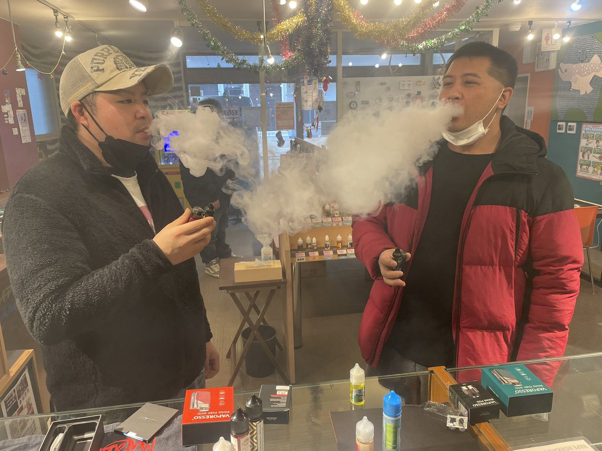 vape_hokkaido's tweet photo. Pockexからのランクアップ!
当店の人気No.1爆煙スターター
#vaporesso
#Swag #Px80
で良い煙をありがとうございます☺️
もうちょっと煙が欲しい!とか漏れにくいアトマないの?とかVAPEの相談事は #ベイホク へ🙇
お客様・・元スタッフのお兄様なことがわかりびっくりしましたわ😅
#vapehokkaido https://t.co/szXgUbeEYf