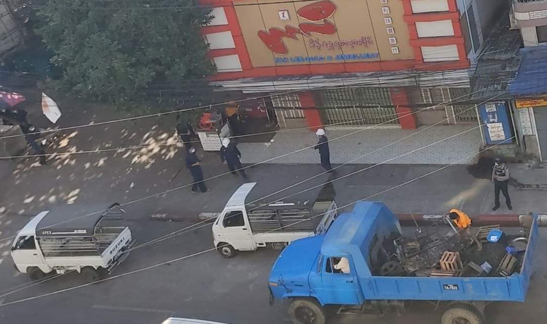 Florida10190691's tweet photo. In this Dec10 Human Rights Day, the terrorist army forces to take pictures of the closed shops .Small public shops on Hledan Road and Insein Road were reportedly
confiscated. There are silent strikes across the country from 10 am to 4 pm.
#whathappeninginmyanmar 
#SilentStrike https://t.co/ZY3EZ3xWfZ