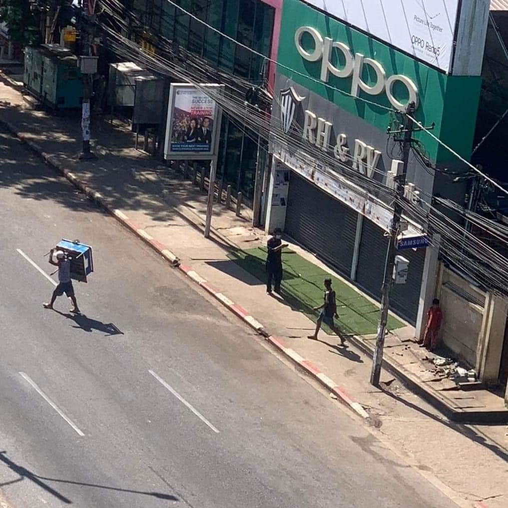 Florida10190691's tweet photo. In this Dec10 Human Rights Day, the terrorist army forces to take pictures of the closed shops .Small public shops on Hledan Road and Insein Road were reportedly
confiscated. There are silent strikes across the country from 10 am to 4 pm.
#whathappeninginmyanmar 
#SilentStrike https://t.co/ZY3EZ3xWfZ