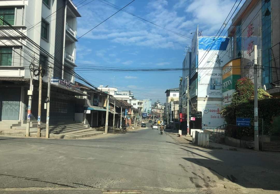 Chanapai247's tweet photo. " Silence speaks more than words can "

Today , 105 miles market for #Sipaw–Lashio–Muse which was used to be crowded with locals was seen desolate today .

#SilentStrike
#OurCityOurRules
#Dec10Coup
#WhatsHappeningInMyanmar https://t.co/NOz6HICJV9