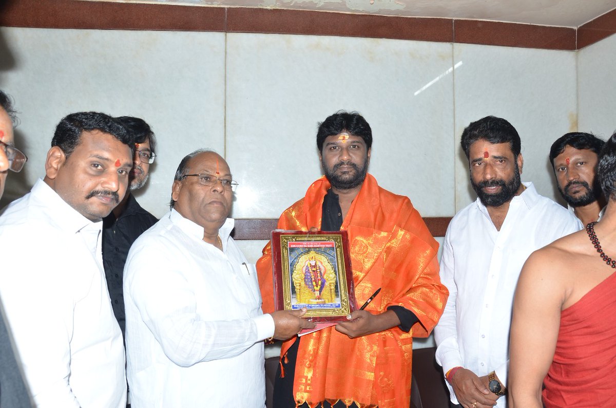 ReddyGinnaram's tweet photo. *నిత్య అన్నదానం కోసం 50,000/- రూ.ల చెక్కు అందజేసిన తలసాని సాయి కిరణ్ యాదవ్*

దిల్ సుఖ్ నగర్: శుక్రవారం ఉదయం తెరాస రాష్ట్ర యువ నాయకులు *శ్రీ తలసాని సాయి కిరణ్ యాదవ్* గారు దిల్సుఖ్నగర్ లోని సాయిబాబా దేవాలయం మరియు శ్రీ కనక దుర్గ అమ్మవార్లను దర్శించుకొని ప్రత్యేక పూజలు చేశారు. https://t.co/RKjsC9Lmmi